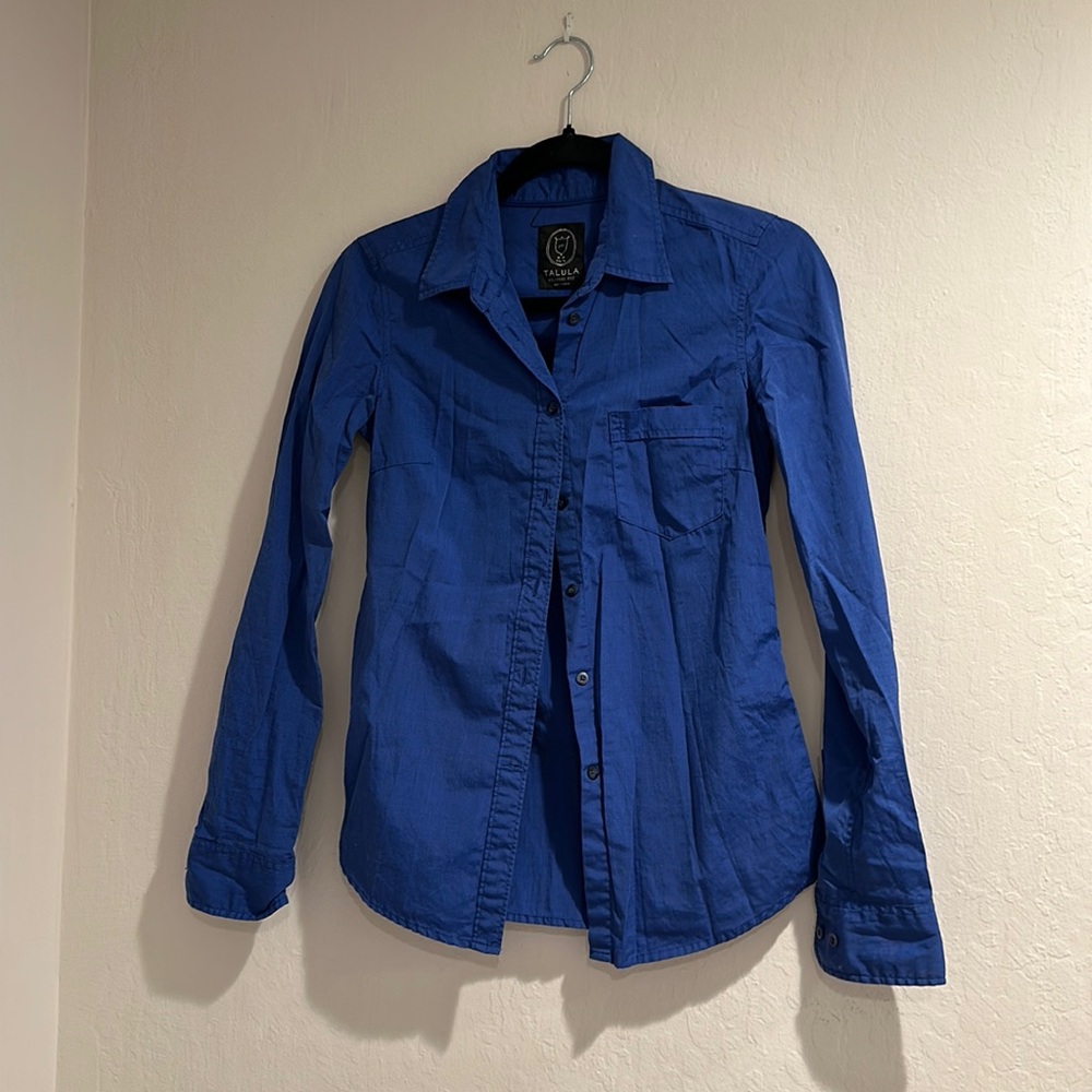 Form fitting classic blue shirt